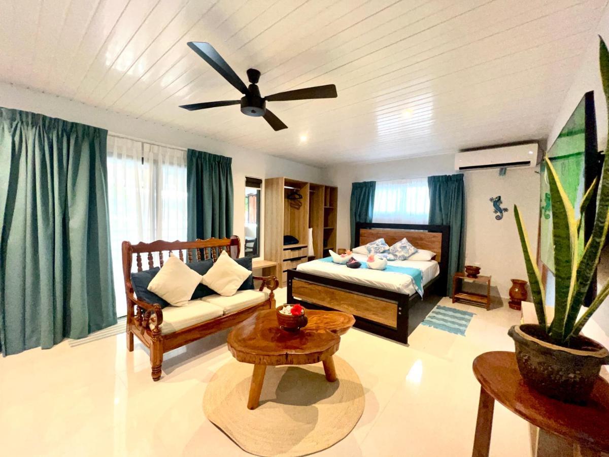 Le Port Guest House Baie Sainte Anne Exterior photo