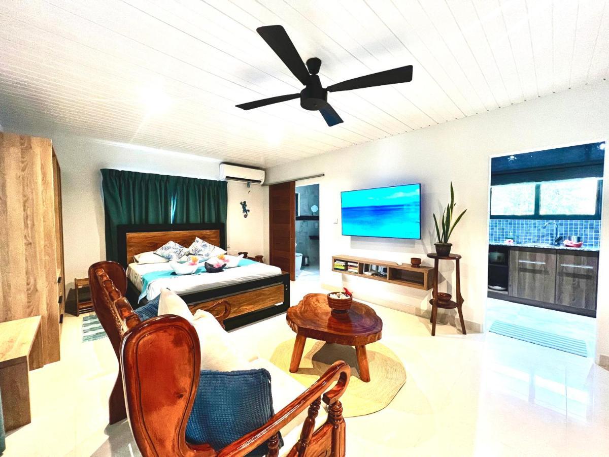 Le Port Guest House Baie Sainte Anne Exterior photo