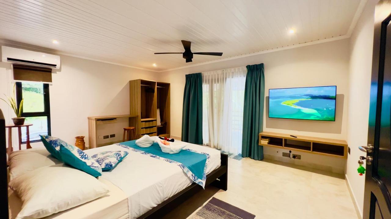 Le Port Guest House Baie Sainte Anne Exterior photo